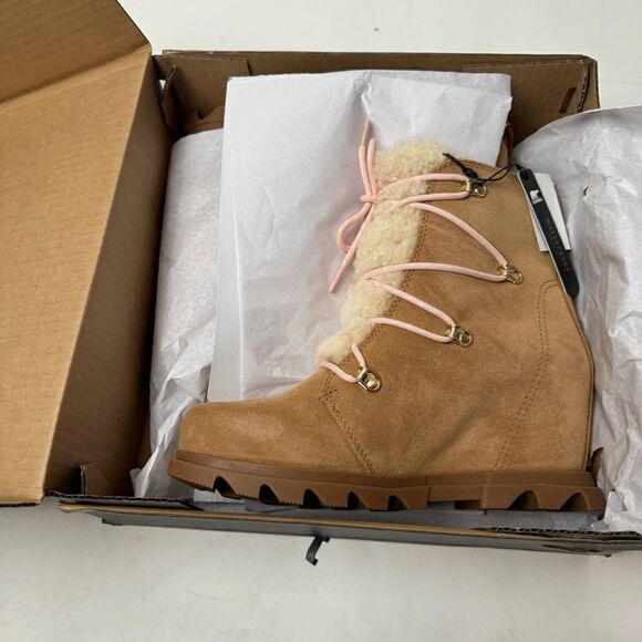 WOMEN'S JOAN OF ARCTIC™ WEDGE III LACE COZY BOOTIE New in Box - Picture 7 of 11